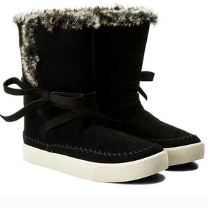 NEW TOMS Black Suede Faux Fur Trim Mukluk Boots 6 Black Winter Cabin Après Ski